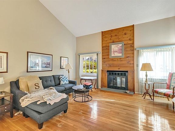 3rd image of 2303 W Wayfare Ct