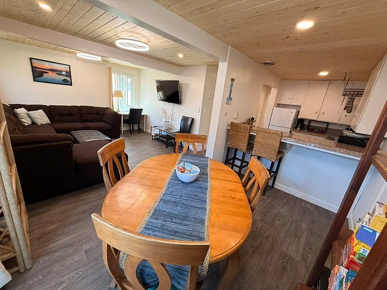 822 Island Ct — Photo 16