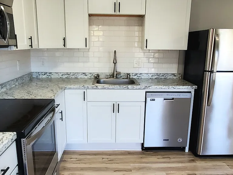 86 Waterman St — Photo 2
