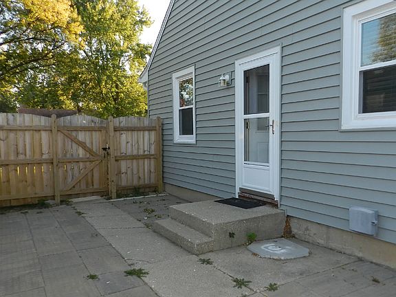 2nd image of 3215 Montrose Ave