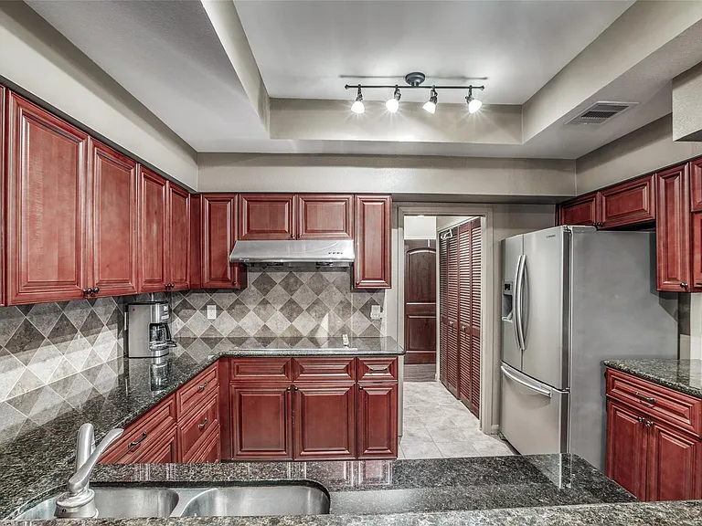 246 Litchfield Ln — Photo 7