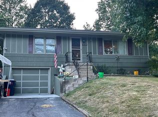 5528 NW Meadowvale Dr, Kansas City, MO 64151