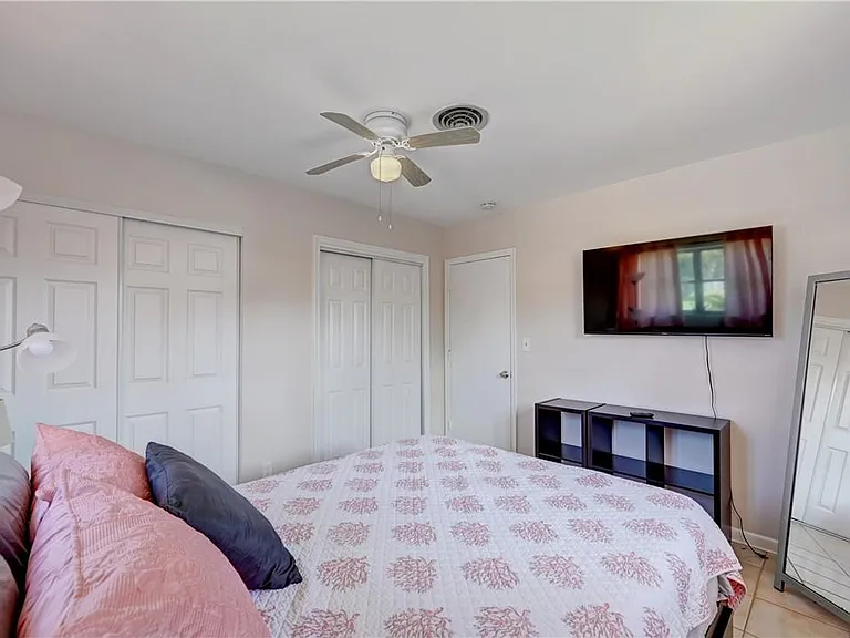 840 SW 7th St — Photo 10