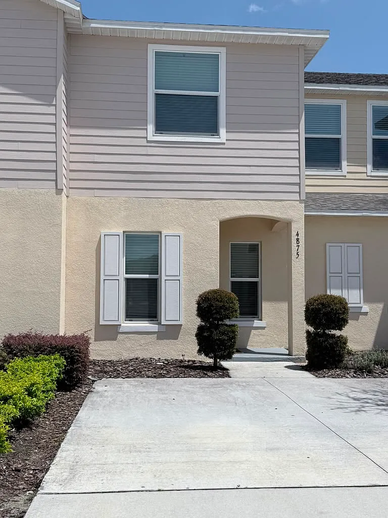 3 bed, 2.5 bath, 1762 sqft, $2,400 — Photo 1
