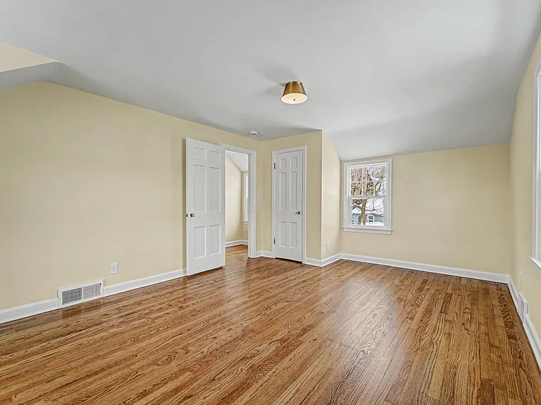 303 Wesley St — Photo 9