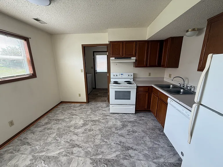 2 bed, 1.0 bath, $725 — Photo 6