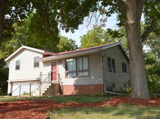 907 N 6th St, Estherville, IA 51334