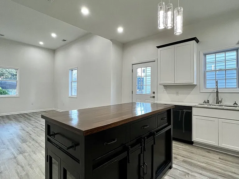 947 Clark St — Photo 7