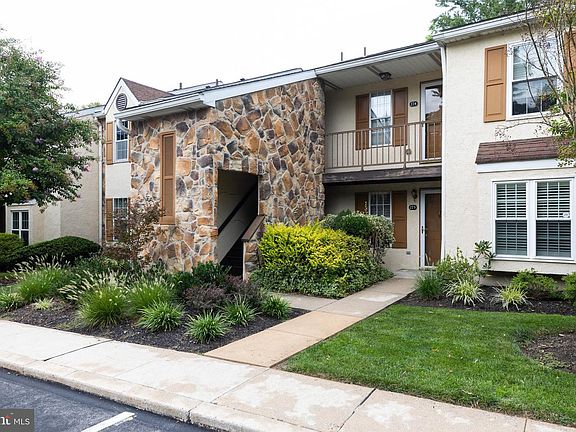 2nd image of 274 Valley Stream Ln