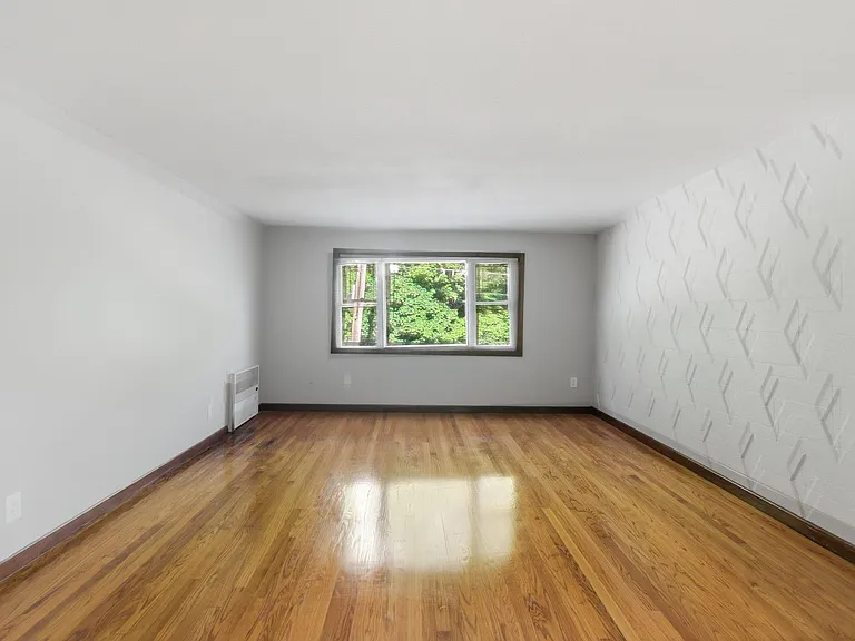 26 Forestdale/Random Housing — Photo 3