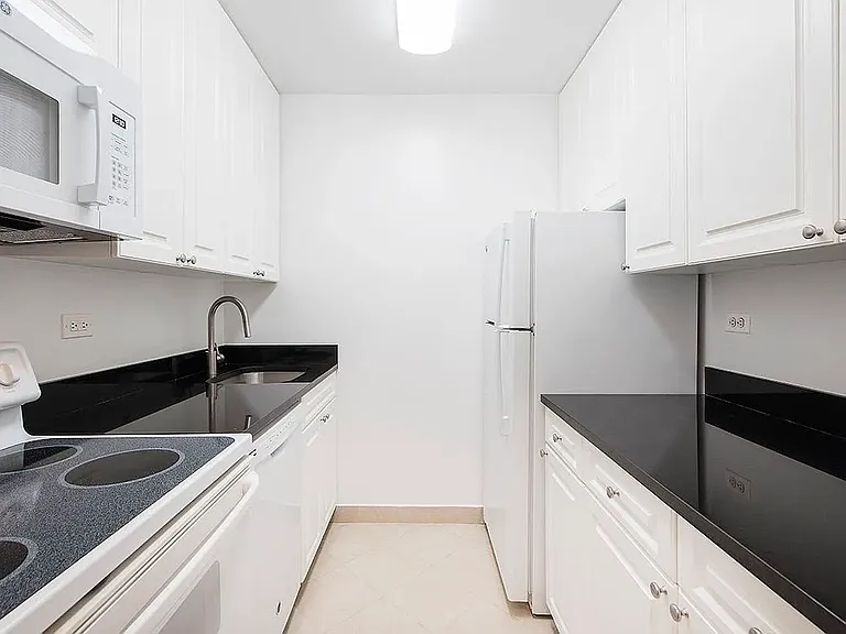211 W 56th St #J25 — Photo 3
