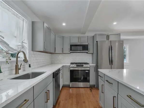 79 Suburban Pkwy, Warwick, RI 02889