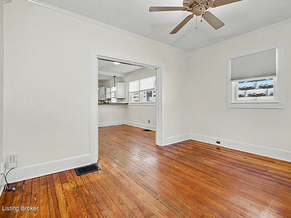 4th image of 102 W Collins Ct