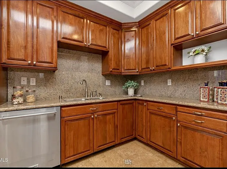 272 N Chester Ave #105 — Photo 14
