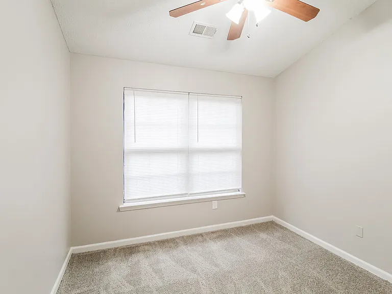 401 Kendall Ln — Photo 15