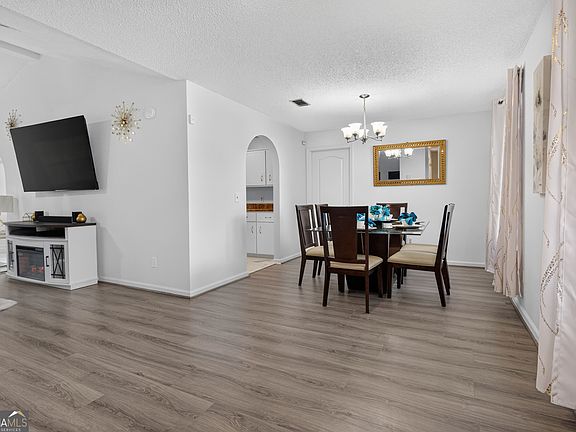 5th image of 2201 Driftwood Ln
