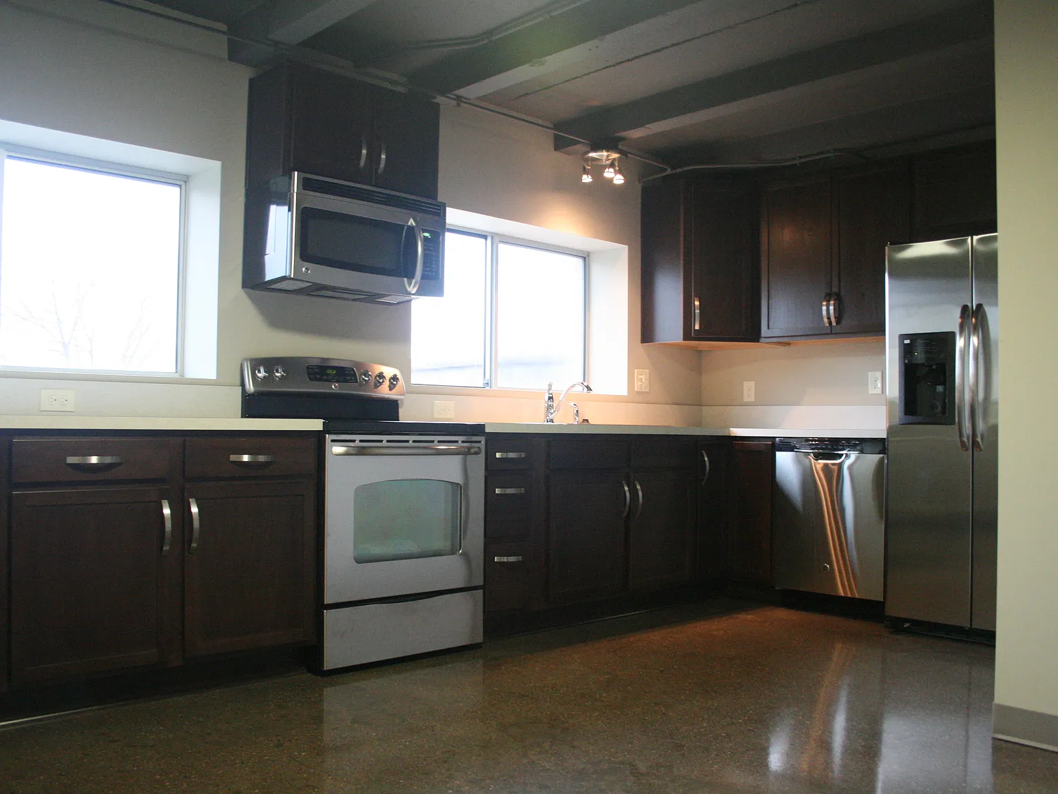 5 bed, 2200 sqft, $3,150 — Photo 3