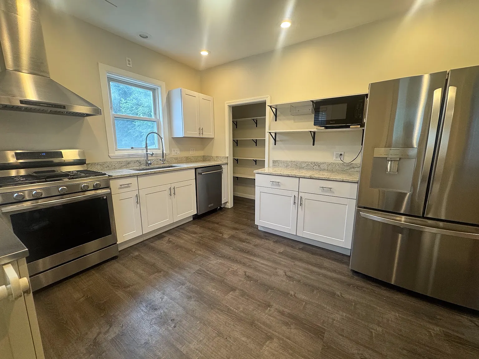 42 Hall Pl — Photo 3
