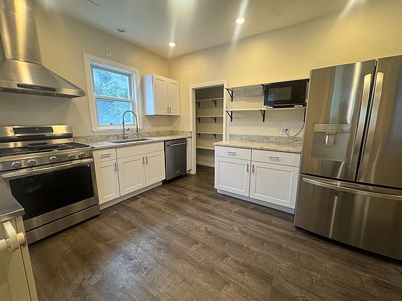3rd image of 42 Hall Pl