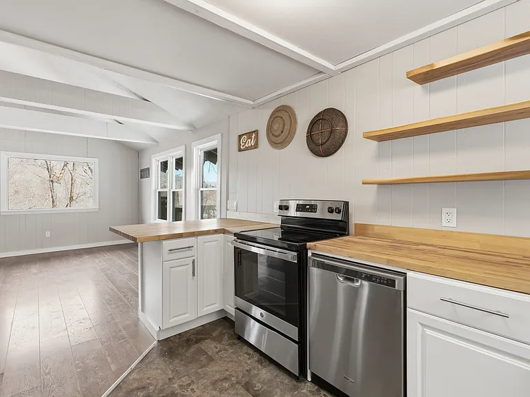 Hilltop Dr — Photo 16