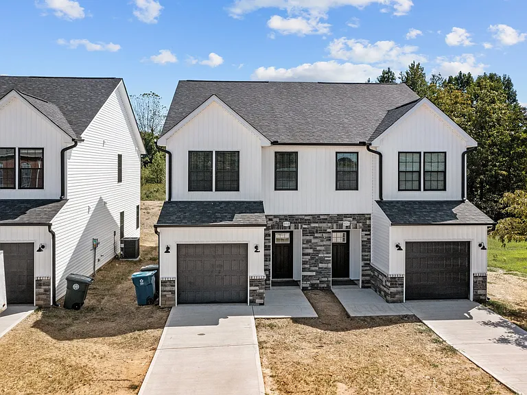 808 Crown Point Dr — Photo 1