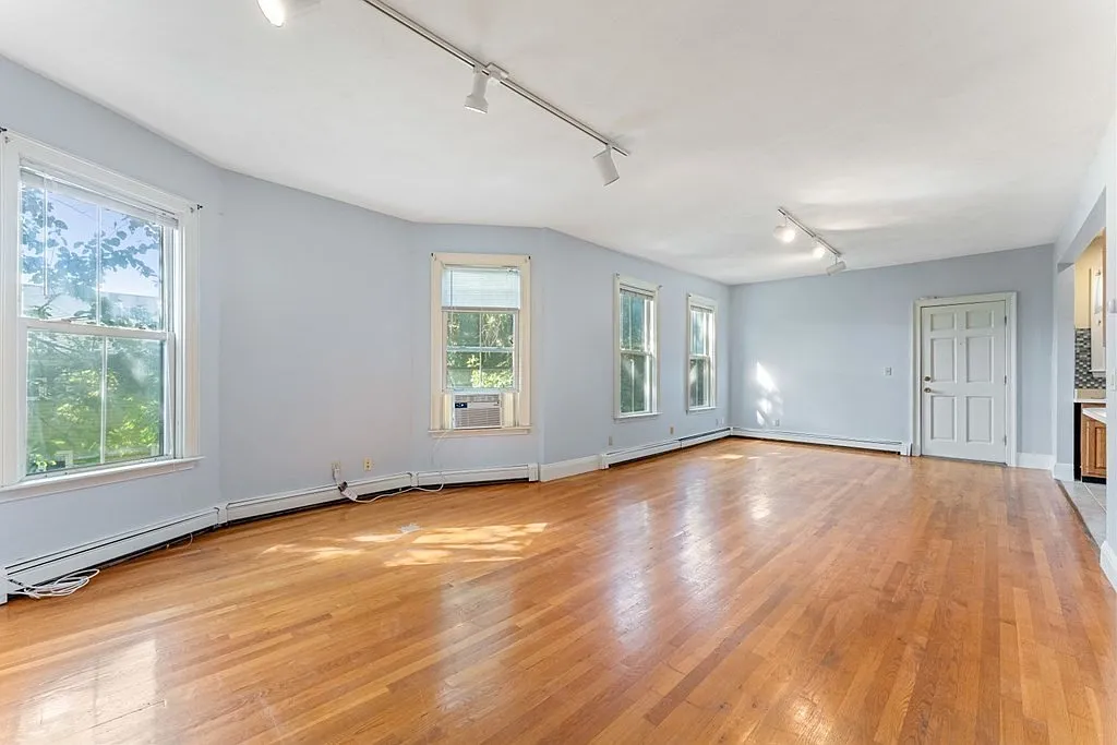 3 bed, 2.0 bath, 1165 sqft, $3,700 — Photo 1