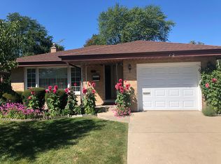 12 S Mount Prospect Rd, Mount Prospect, IL 60056