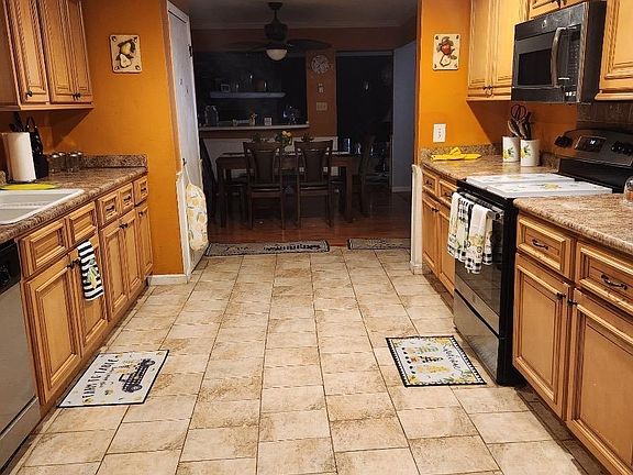 3rd image of 852 Sun Valley Rd