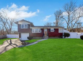 8 Wagner Dr, Coram, NY 11727