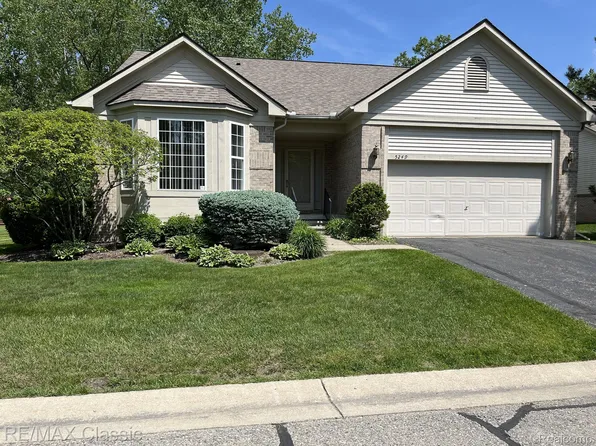 5249 Simpson Lake Rd #70, West Bloomfield, MI 48323