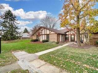 812 Pine Needles Dr, Dayton, OH 45458