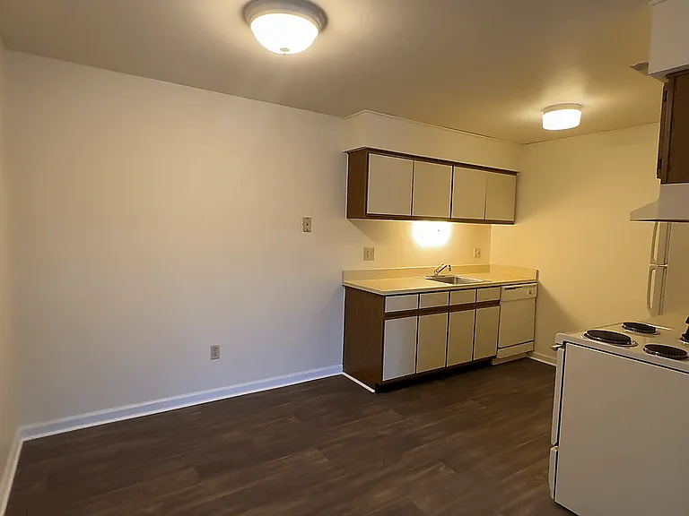 Lakeside Village Apartments — Photo 138