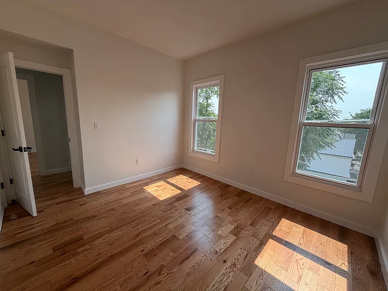 183 Woodside Ave #2R — Photo 6