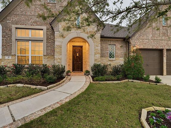 The Brick Bordered walkway up to the home just adds to the Attractive Curb Appeal.