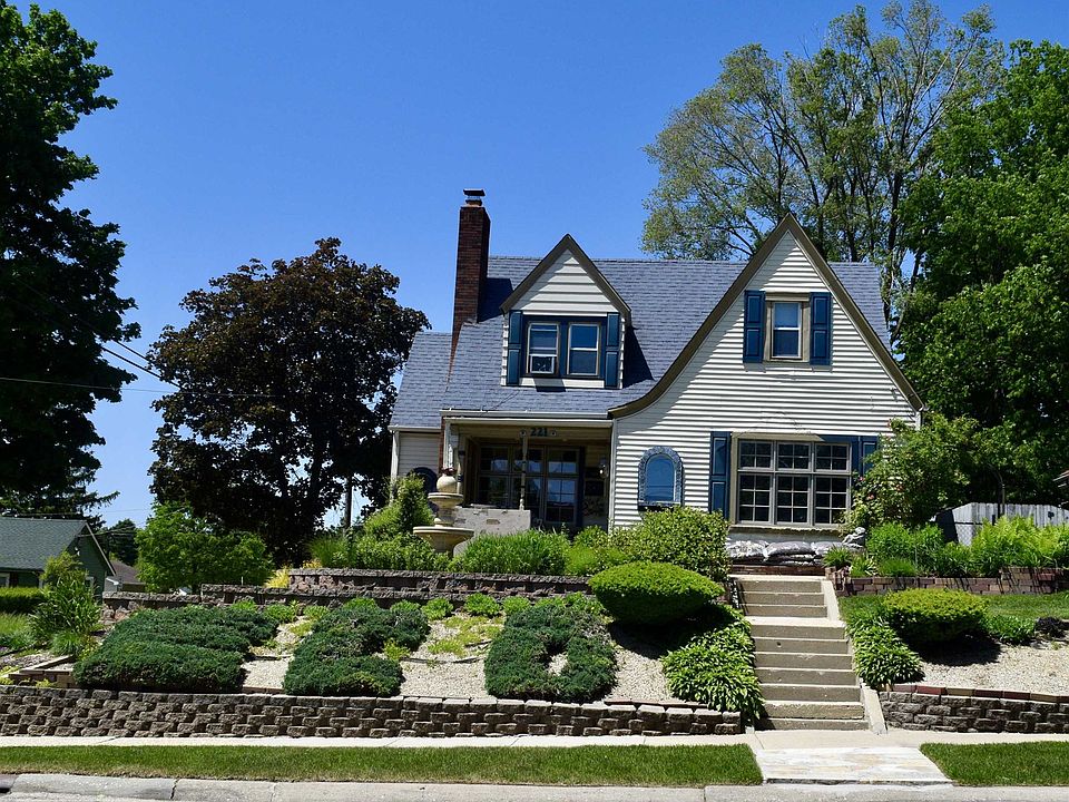 1st image of 221 Hollister Ave