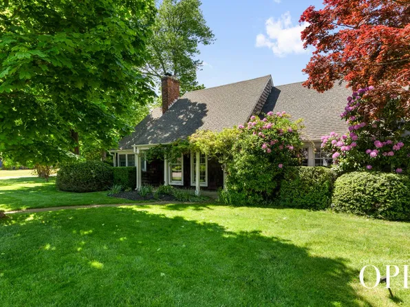 1 Overlook Rd, Brookhaven, NY 11719