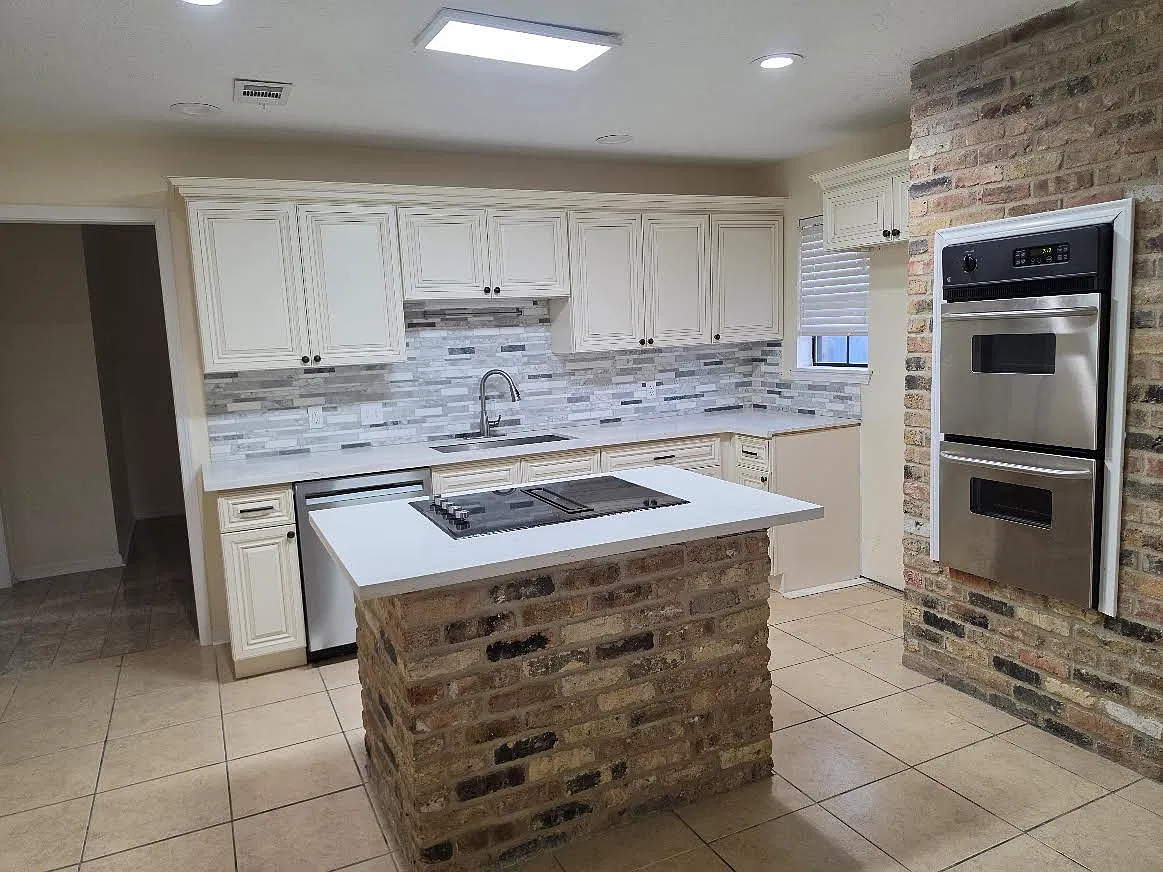 3 bed, 2010 sqft, $2,400 — Photo 2