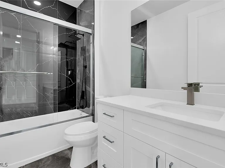 111 Harry Ave S #109 — Photo 23