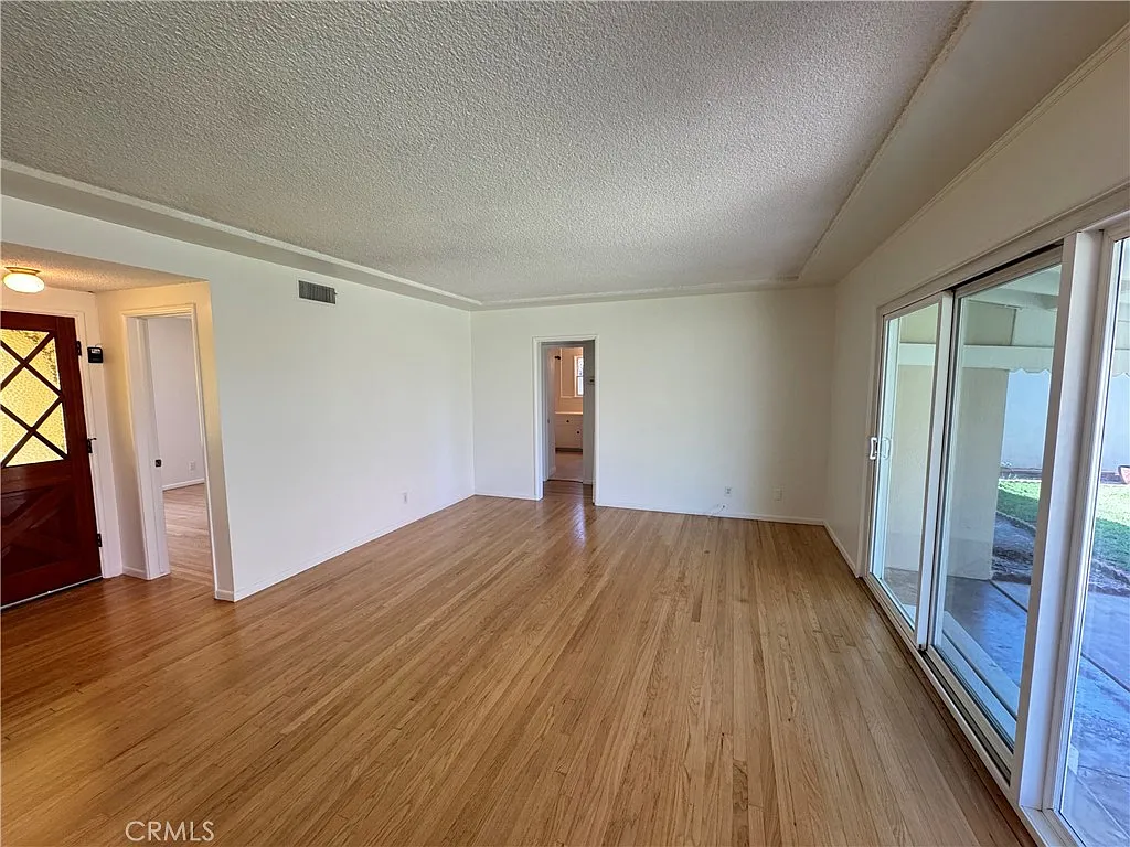 3 bed, 1253 sqft, $3,700 — Photo 4
