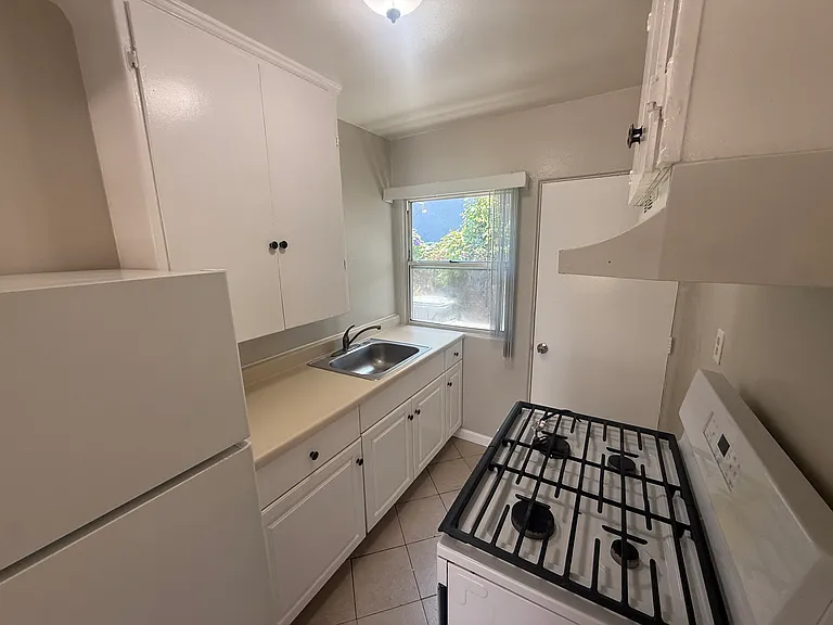 4265 Euclid Ave #4 — Photo 3