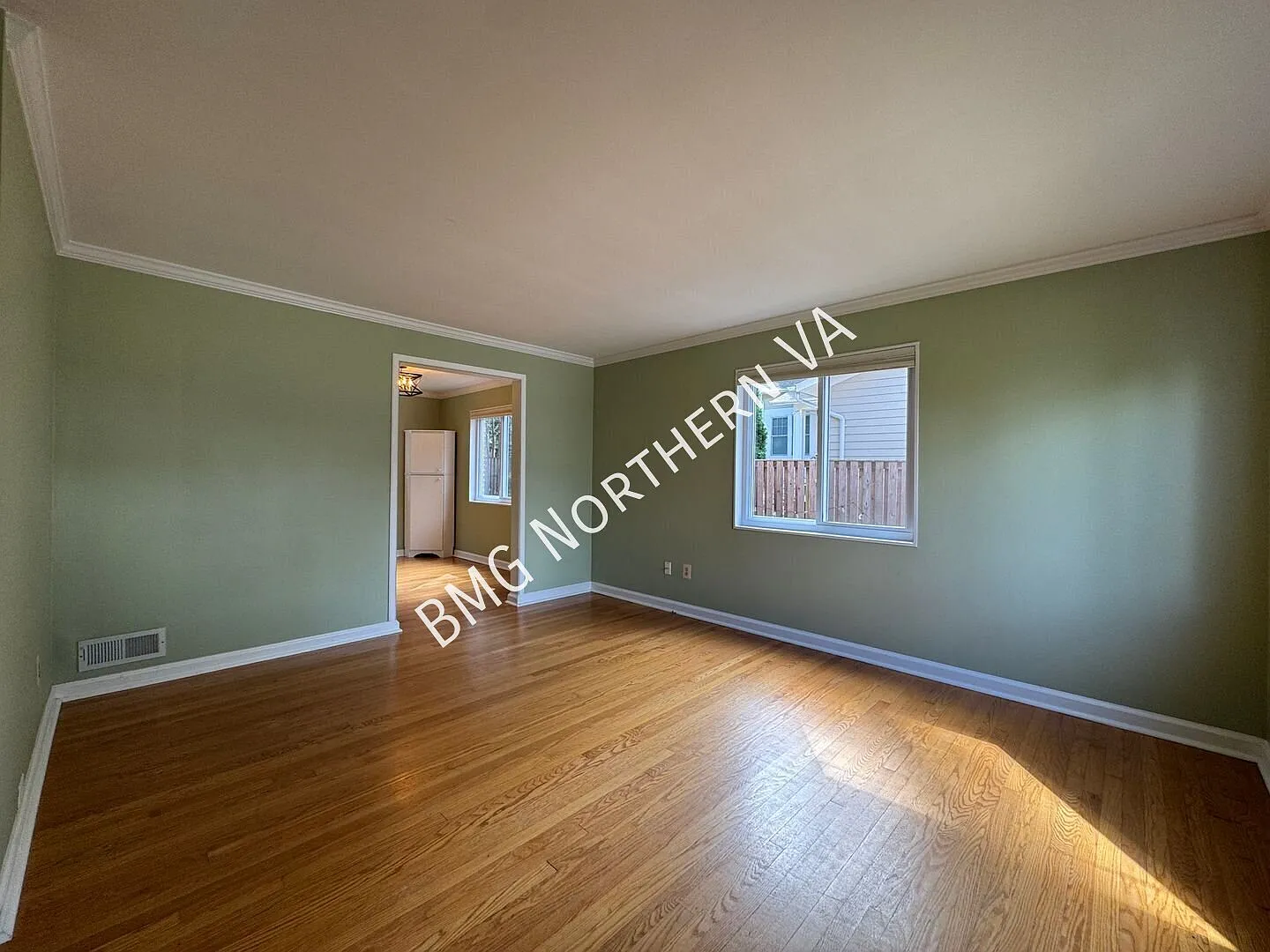 Beautiful 2 Bed 2 Bath Semi-Detached Brick Home In Groves Mt — Photo 3