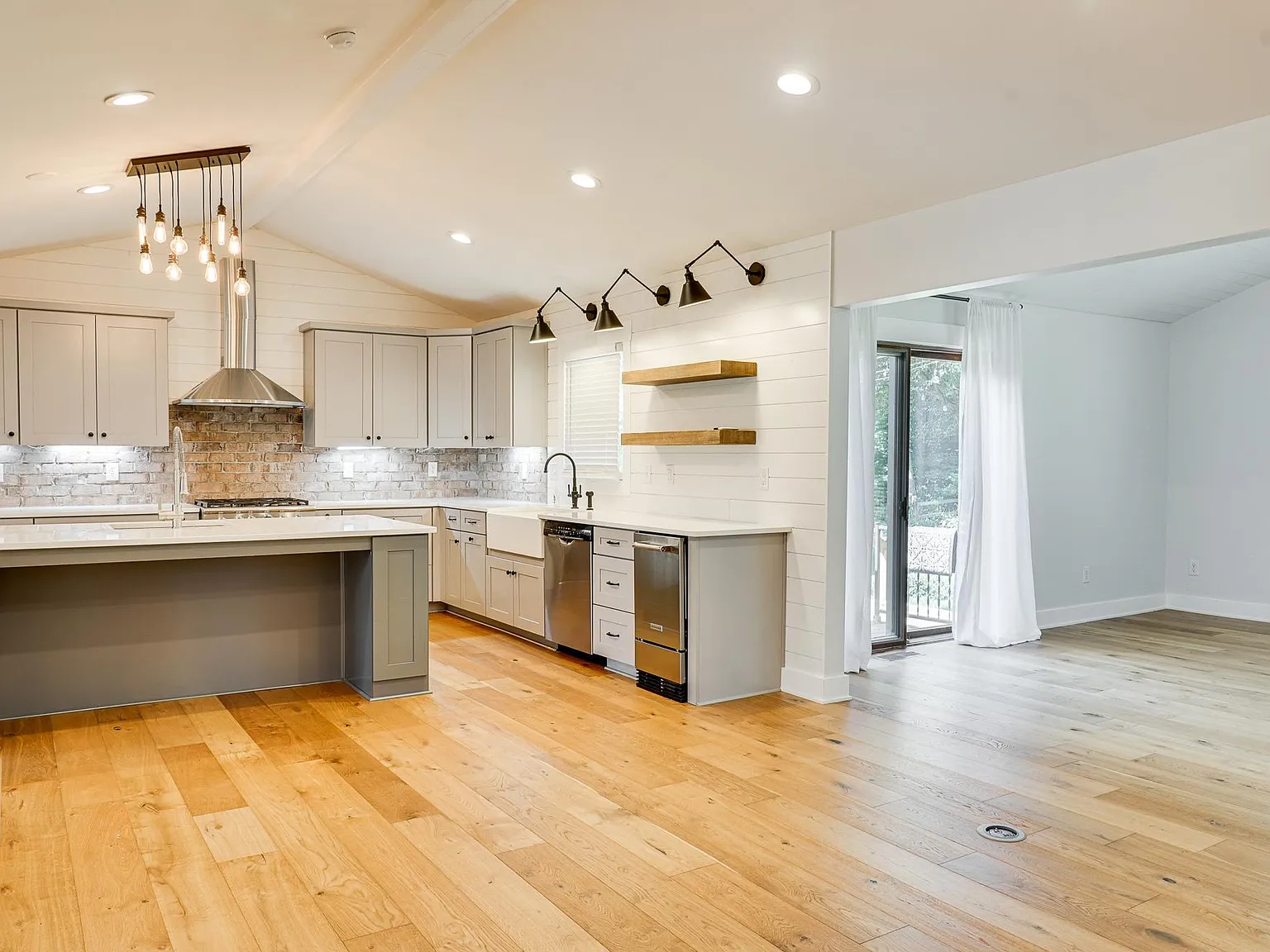 3 bed, 2500 sqft, $3,100 — Photo 1