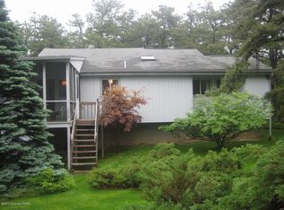 2220 Mohegan Ct, Long Pond, PA