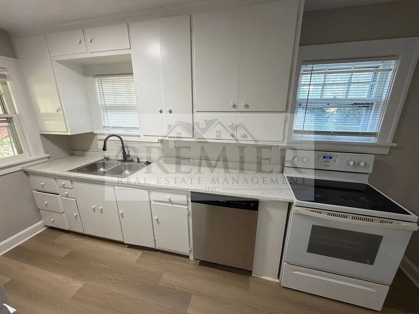 205 S Ash Ave Independence, MO 64053 // 3 Bed 1 bath// Move in ready // Rent $1300 Deposit $1300 — Photo 1