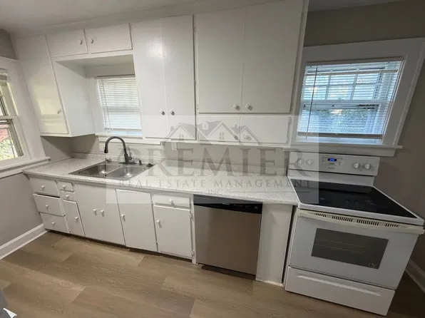 205 S Ash Ave Independence, MO 64053 // 3 Bed 1 bath// Move in ready // Rent $1300 Deposit $1300, 205 S Ash Ave, Independence, MO 64053