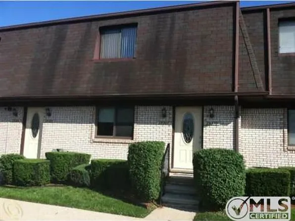 25370 Quarterdeck St, Harrison Township, MI 48045