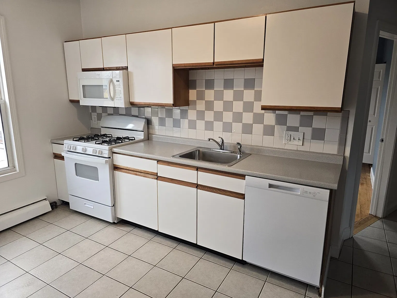 3 bed, 1.0 bath, 1400 sqft, $2,900 — Photo 2
