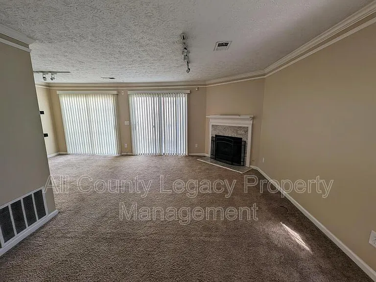 3757 Meadow Creek Dr — Photo 2