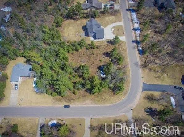 26 Stephen Lee Dr, Marquette, MI 49855