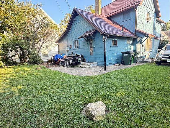 2nd image of 918 Main St